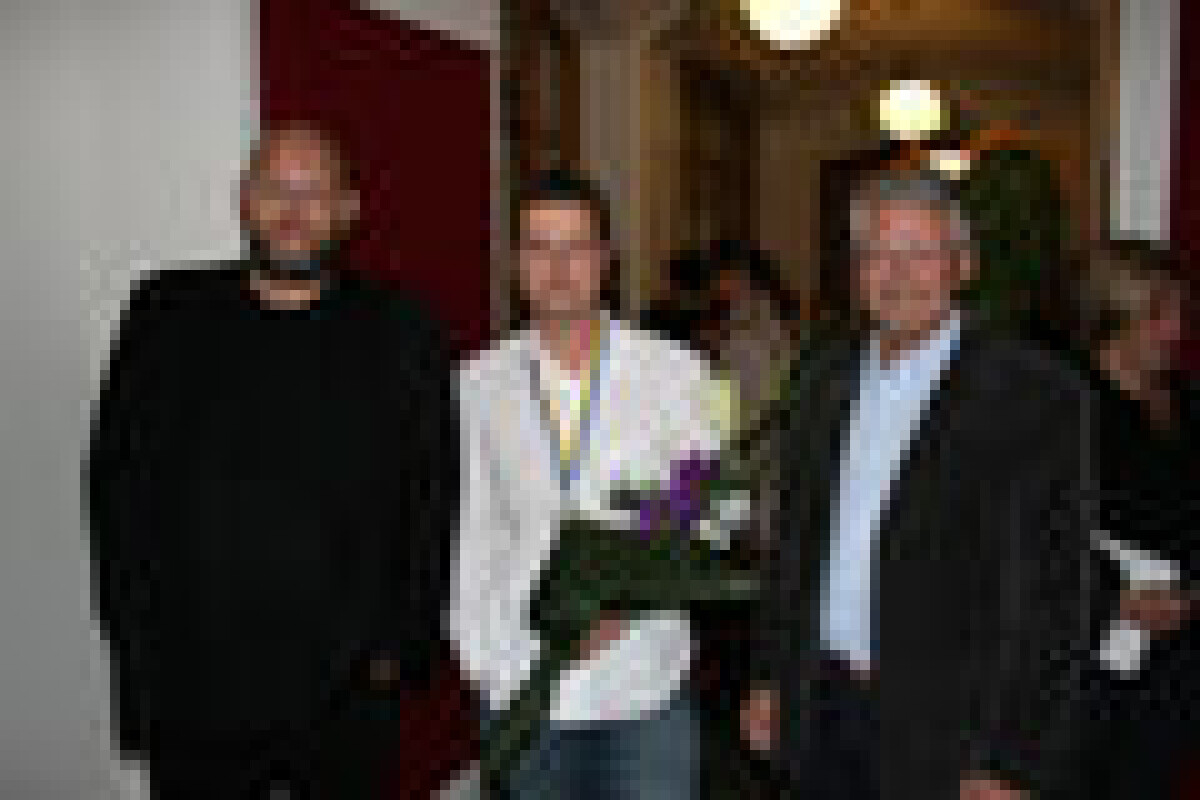 Molanders ger 10 000 kronor till fotoelev