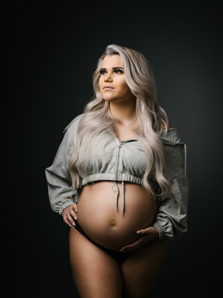 Till Elins studio kommer bland annat gravida för att bli port­rätterade. Foto: Elin Stahre