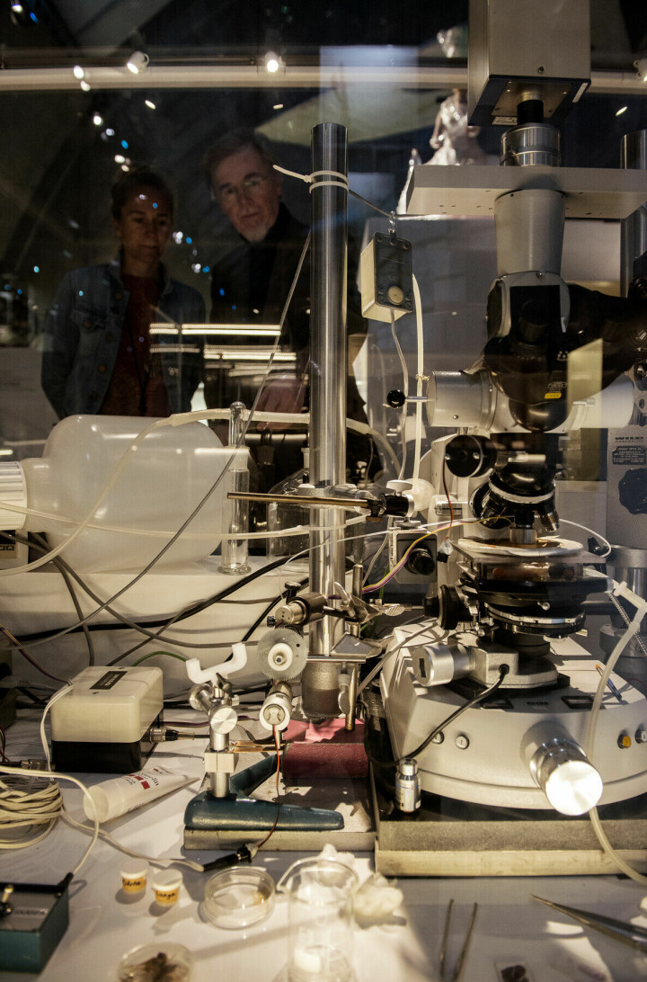 Tekniska museet fick elva lastpallar av den utrustning som Lennart Nilsson hade på Karolinska Institutet. En stor del av detta visas nu på museet.