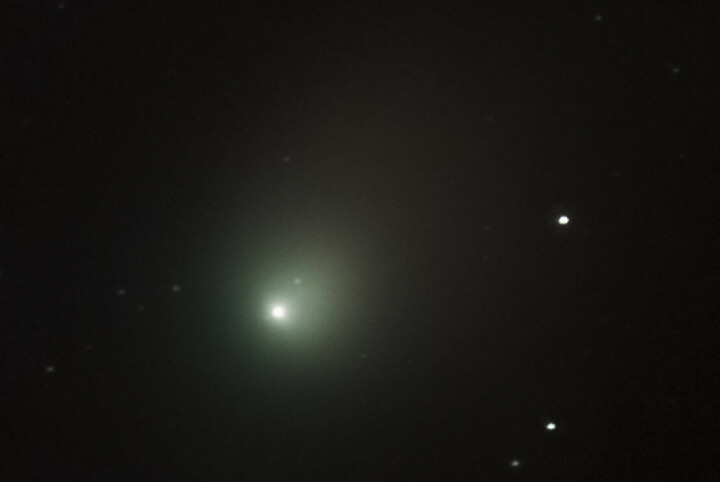 Kometen C/2022 E3 (ZTF) fotograferad vid 600mm och stackad med flera bilder för att öka ljusstyrkan och minska bruset. Bilden är beskuren.