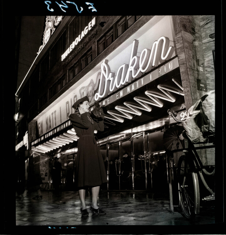 Tempoflicka framför biografen Draken vid Fridhemsplan i Stockholm 1941.