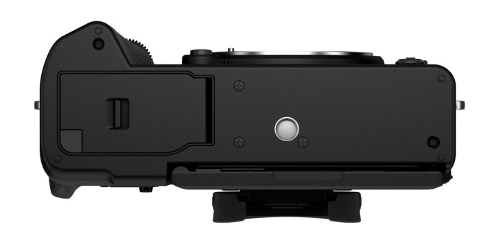 Botten på kameran visar inga elektroniska kontakter vilket tillsammans med de presenterade tillbehören visar att det inte kommer något batterigrepp till X-T5.