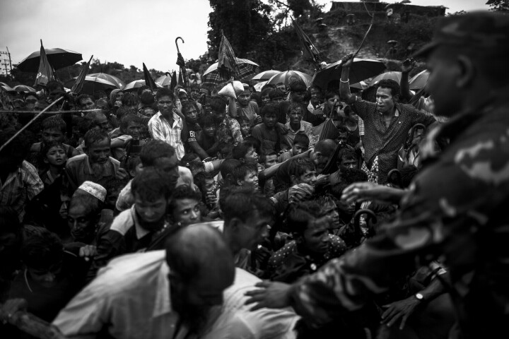 När mat delas ut i flyktinglägren uppstår panikstämning när alla försöker få något att äta. I årtionden har det varit konflikt mellan minoritetsgruppen rohingya 
och den buddistiska majoriteten i Burma. I augusti tog den senaste våldsvågen fart, som hittills gjort att över 600 000 människor, mestadels barn, flytt över gränsen till grannlandet Bangladesh.