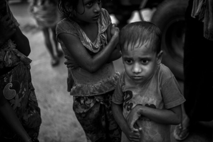 Utmattade och frusna anländer flera av barnen till stranden i Bangladesh, där de får vänta på besked om vad som ska hända med dem nu. I årtionden har det varit konflikt mellan minoritetsgruppen rohingya och den buddistiska majoriteten i Burma.