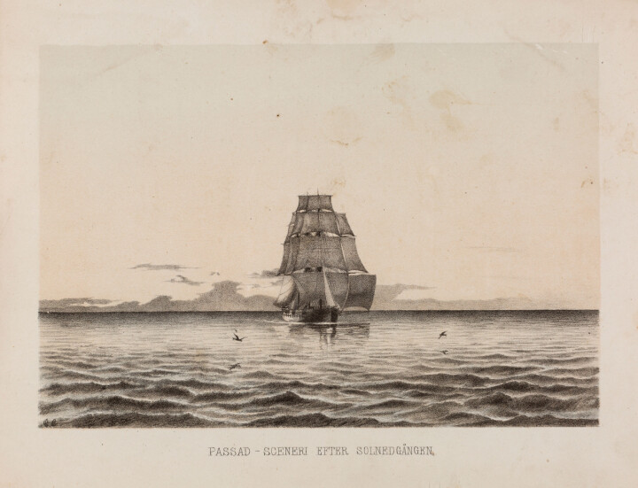 En svensk löjtnant, Adolf Ekelöf, seglade under engelsk flagg i mitten av 1860-talet. Hans tidstypiska reseskildringar av strandhugg i Stilla havet gavs ut i bokform några år senare. Vid denna tid saknades tekniska metoder för att i boktryck återge fotografier. I stället användes bland annat, som här, en litografisk bild. Den har titeln »Passadsceneri efter solnedgången«, en stillsam romantiserad vy av seglatser i varma vatten. rn Bildkälla: »Ett år i Stilla Hafvet / Reseminnen af Adolf Ekelöf med 17 lithografierade afbildningar, Stockholm 1872«