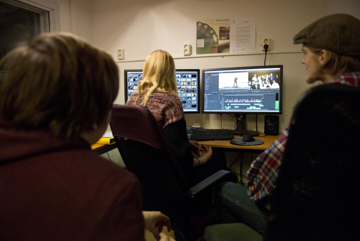 Elever på Sigtuna folkhögskola lär sig videoredigering, något som blir allt viktigare för många fotografer.