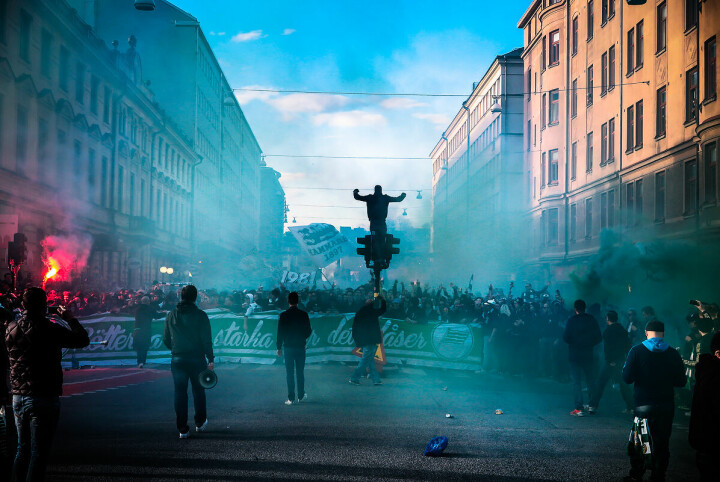 Under marschen inför Hammarbys säsongspremiär blev fotografen Anna-Lena Wejderman attackerad. Foto: Calle Rosenqvist
