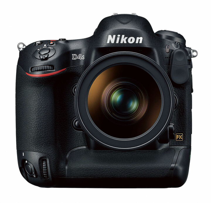 Designmässigt ser nya Nikon D4s ut nästan precis som en D4. Några små skillnader är den något större gummiytan för tummen, samt den något mer utskjutande överdelen på greppet.