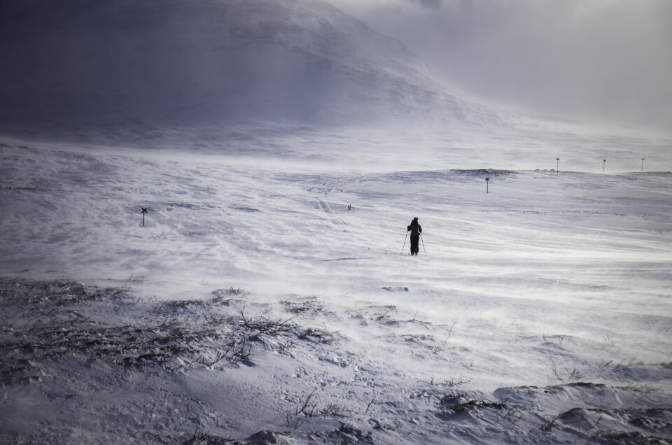en skidåkare på väg mot sylarnas fjällstation.