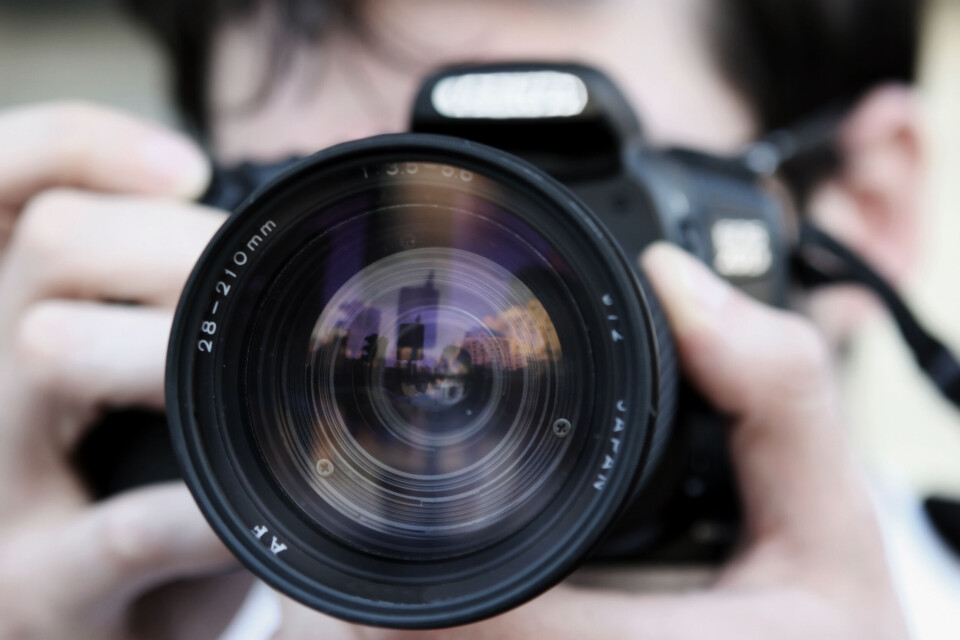 Flera bilister som fotograferade vid tågolyckan i Danmark bötfälls. (Bilden är från ett annat tillfälle.)