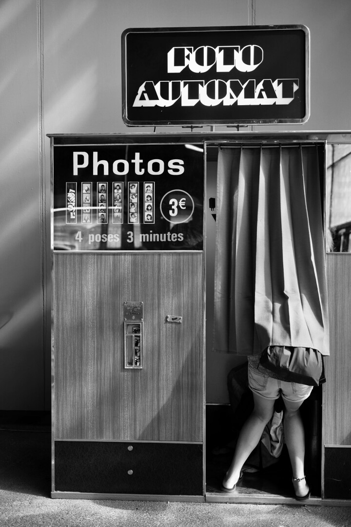 Här har Knut använt en Fujifilm X-T1 för att fånga ögonblicket vid fotoautomaten. Foto: Knut Koivisto