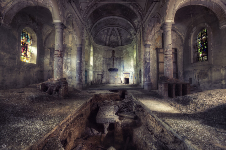 En övergiven kyrka med en öppen gravkammare i golvet. Foto: Martin Widlund