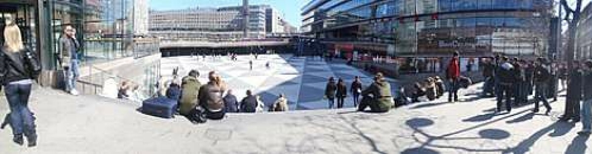 Panoraman fotograferas i två etapper där en stödpunkt tydligt hjälper dig att fota bilderna rakt.