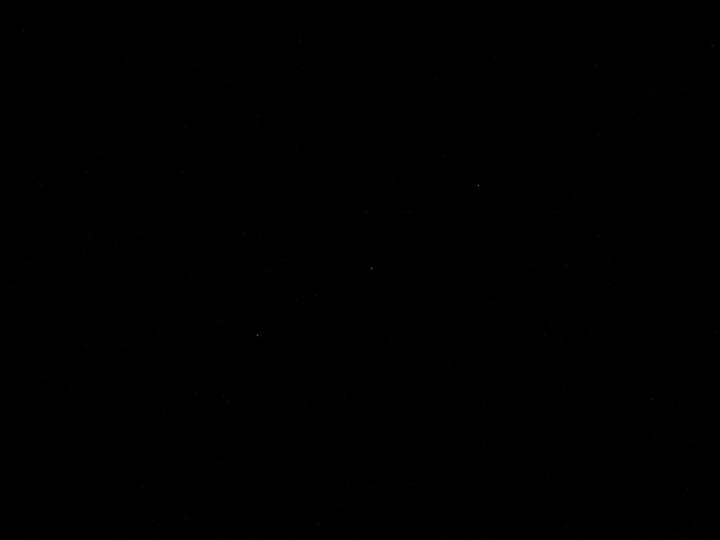 Beskuren bild på Orions bälte med fokus satt via 'Starry Sky AF', handhållet, 1/100s. Här syns de tre stjärnorna Alnitak, Alnilam samt Mintaka. För djupare bild krävs flera sekunders slutartider – detta exempel visar den utmärkta fokusegenskapen för stjärnfotografering samt handhållen fotografering nattetid i extremt svagt ljus.