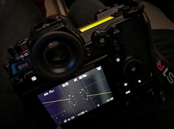 Kamerorna S1/R har upplysta knappar som aktiveras när man slår på ljuset på den övre skärmen.