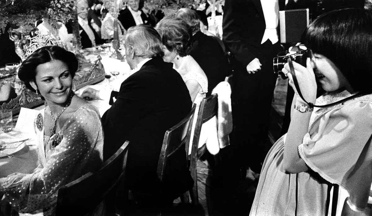 Nobelpristagarbarn fotograferar Drottning Silvia på nobelfesten i Blå Hallen, 10/12 1976.