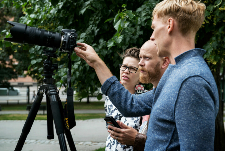 Mikael Grahn och Maddzan Lindblad träffar bildkonstnären Erik Johansson för att lära sig mer om hur de ska fotografera materialet till sina fotomontage. Foto: Johan Wessel