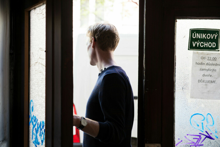 Erik Johansson tar emot Mikael och Maddzan i sin studio i Prag. Foto: Johan Wessel