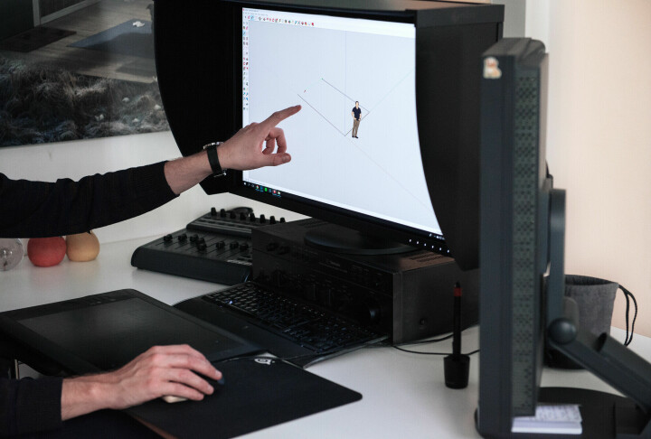 Erik visar hur programmet SketchUp Make fungerar. Foto: Johan Wessel