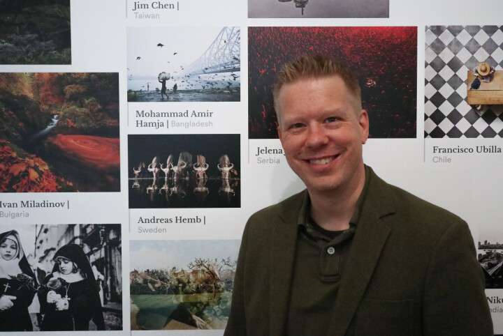 Andreas Hemb vid sin bild på utställningen i Somerset House, London.