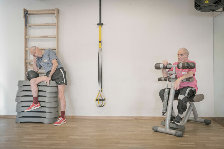 Jan Kjellberg till höger i bild startar sina dagar med gymnastik hemma, men nu, 93 år gammal har han utökat med gymnastik för 90-plusare i Nacka.