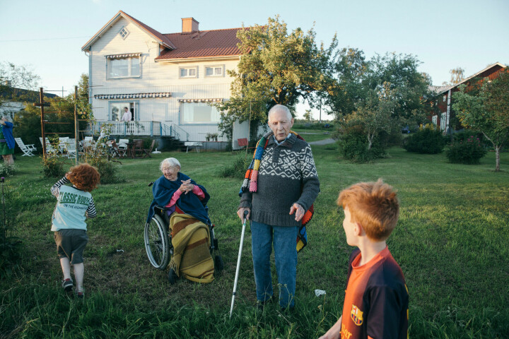 Margit, 97, och Arild, 92, i sin trädgård i Tynderö, tre mil utanför Sundsvall. Margits systerdotters barn Edgar och Walter har lekt på ängarna utanför med några äldre barnbarn.