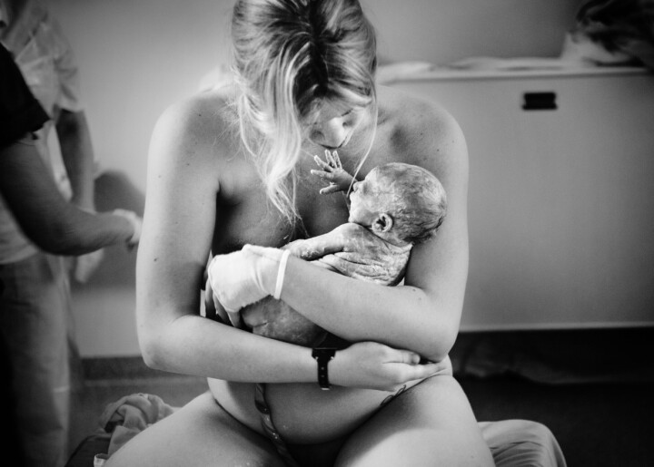 »För många spelar det ingen roll att det finns en till i förlossningsrummet, men föräldrarna kan avbryta när som helst och be mig att gå ut«, säger fotografen Moa Karlberg. Foto: Moa Karlberg