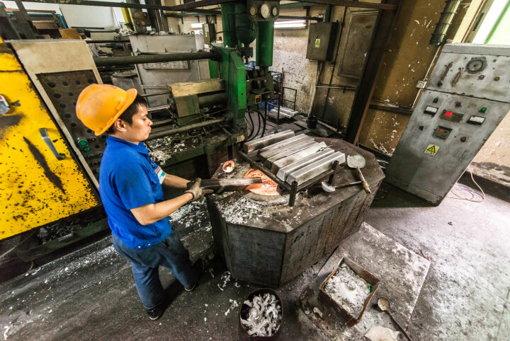 Stora, tunga maskiner formar smält metall u2013 aluminium och magnesium, beroende på stativ u2013 till rätt utseende. Tackorna smälts i smältan som håller över 700 grader. Foto: Calle Rosenqvist