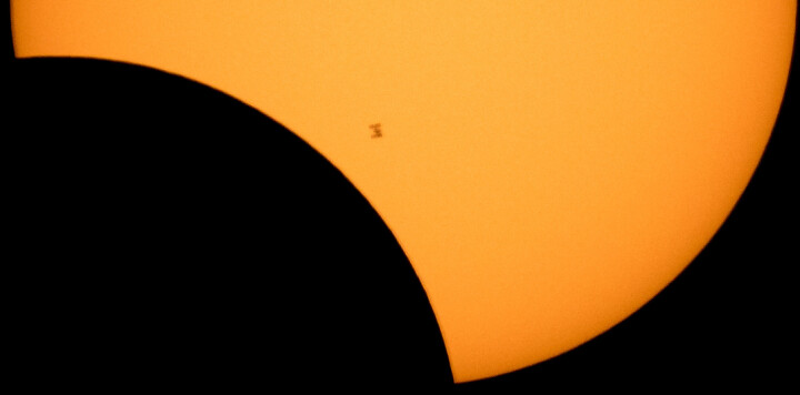 Från jorden kunde ISS fotograferas som en siluett när den rör sig över solytan, samtidigt som månen skuggar solen i solförmörkelsen.