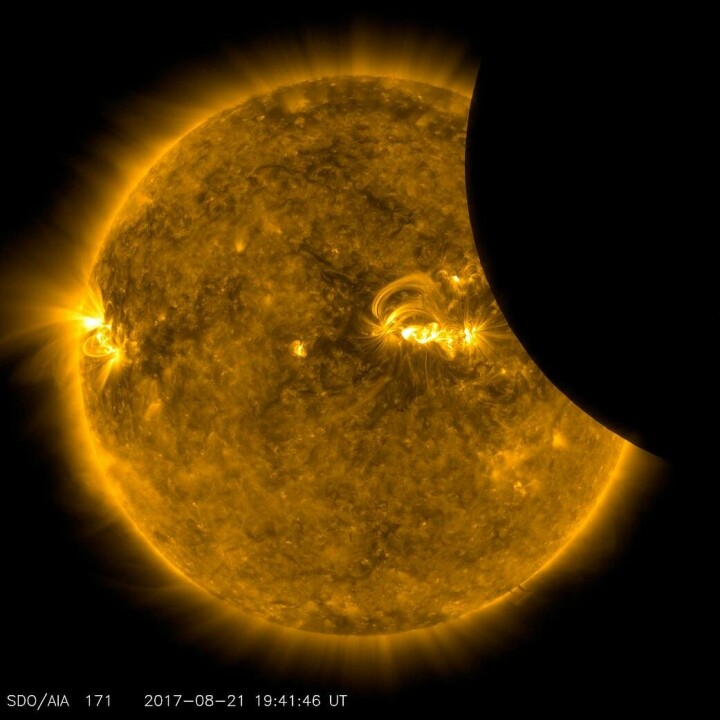 Bild på månen i transition över solen, fotograferad av SDO (Solar Dynamics Observatory) i ultraviolett ljus, i våglängden 171 ångström.