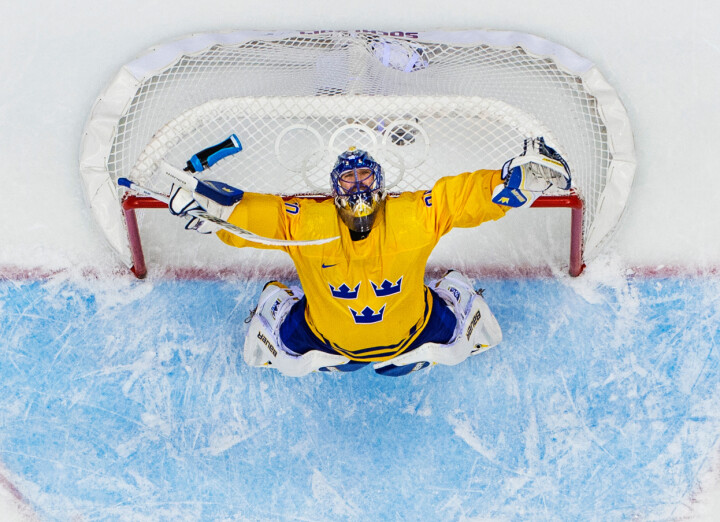 Sveriges målvakt Henrik Lundqvist jublar vid slutsignalen under semifinalen i herrarnas ishockey mellan Sverige och Finland vid OS i Sotji den 21 februari 2014. Foto: Joel Marklund