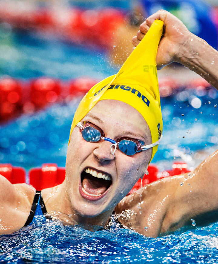 Sveriges Sarah Sjöström jublar efter att ha vunnit finalen på 50 meter fjärilsim under dag tre av kortbane-VM i simning den 5 december 2014 i Doha.