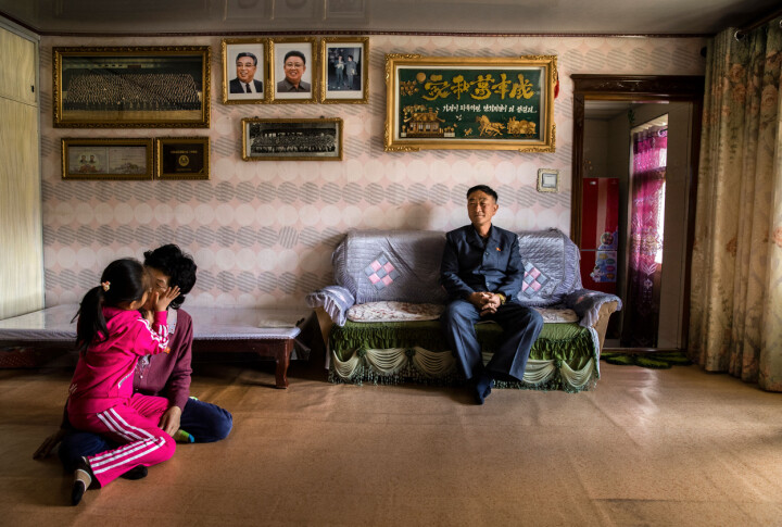 Årets Pressfotograf: Roger Turesson, Dagens Nyheter. Storfamiljen Pak lever i ett mönsterby och tar emot utländska turister som vill prova på att bo hos dem. Nordkorea, april 2019.