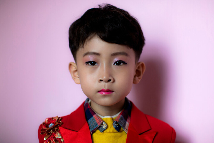 Årets Porträtt: 2:a pris: Roger Turesson, Dagens Nyheter. Ri Wi-Ryong som är 5 år är en av de mest lovande pianisterna på musikskolan i Chongjin. På frågan vad han hoppas på att bli i framtiden svarar han: En bra pojke. Nordkorea, april 2019.