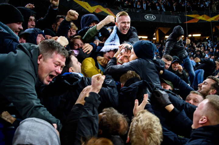 Årets Sportbild Feature: 1:a pris: Petter Arvidson, Bildbyrån. Markus Rosenberg jublar med supportrar efter att han gjort det matchavgörande 4-3 målet i matchminut 96 i sin sista hemmamatch i karriären under fotbollsmatchen i Europa League mellan Malmö FF och Dynamo Kiev den 29 november 2019 i Malmö.