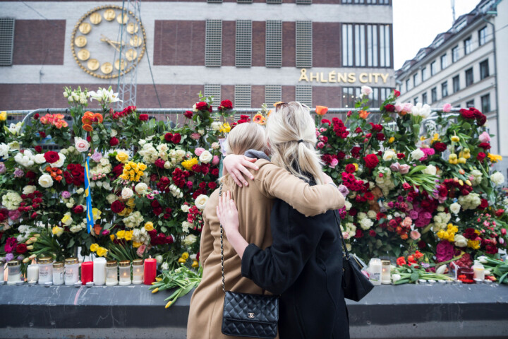 Systrarna Alice Ek och Agnes Ek håller om varandra utanför Åhléns dagen efter terrorattacken i Stockholm.