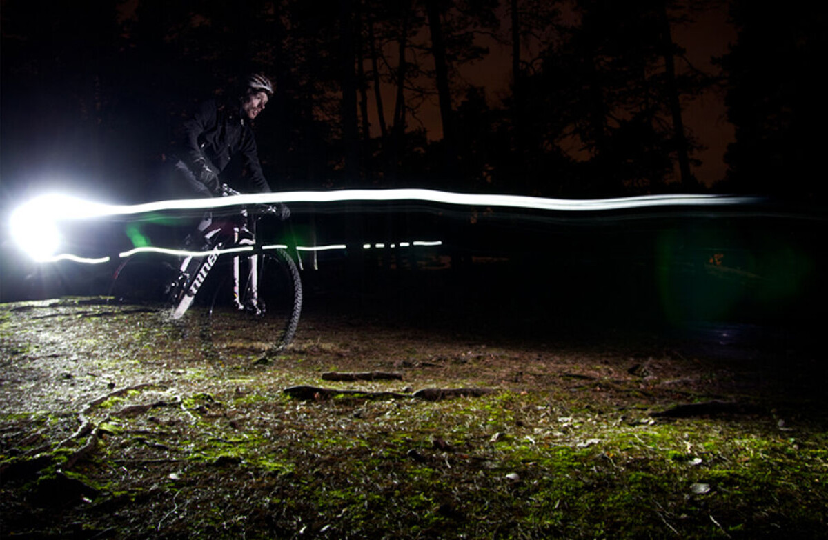 Kragstalund, 2012-03-07. Experiment med manuellt utlöst blixt, lampa på cykeln och lång slutartid. Inte perfekt på något sätt, men man måste ju prova. Foto: Bengt Luthman