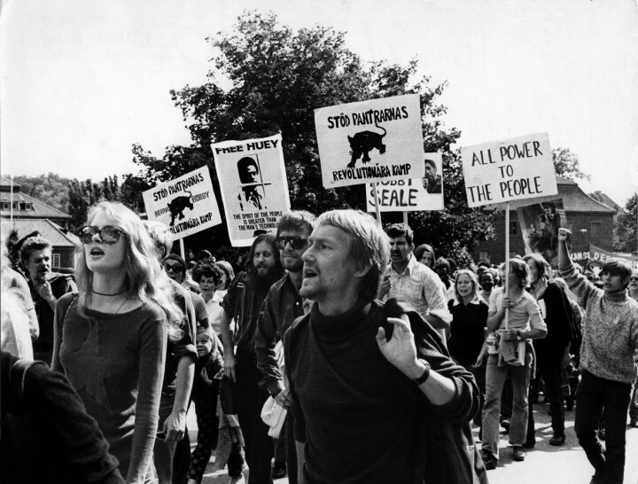 Demonstration för afroamerikanernas rättigheter, år 1970. Bilden är fotograferad av Ragnhild Haarstad som är den enda kvinna att ha utsetts till Årets fotograf, vilket hon blev 1971. I demonstrationståget syns bland annat konstnären Marie-Louise De Geer och skådespelaren Gösta Ekman. Foto: Ragnhild Haarstad
