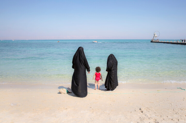 Iran, november 2015. Skattefria ön Kish i Persiska viken lockar med stränder. Män och kvinnor får dock ej bada vid samma strand.