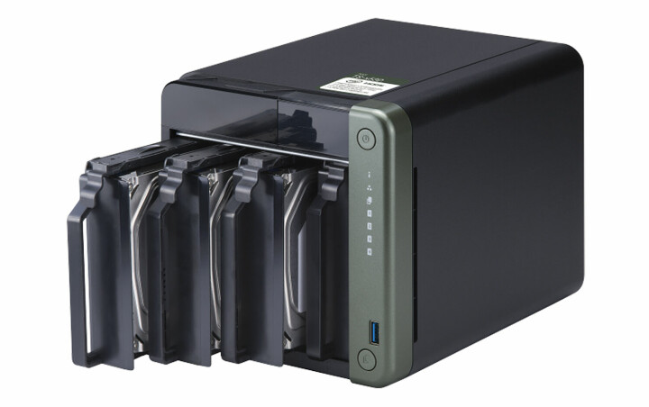Qnap TS-453D har plats för fyra hårddiskar av 2,5- eller 3,5-tumsstorlek, HDD eller SSD.