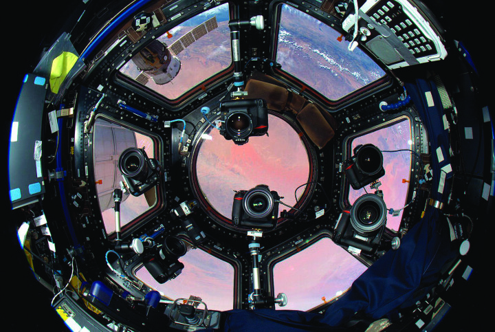 Inifrån Kupolen kan astronauterna på ISS fotografera ut genom alla fönster – något som astronauten Don Pettit tidigare gjort med Nikon D2Xs (bilden).