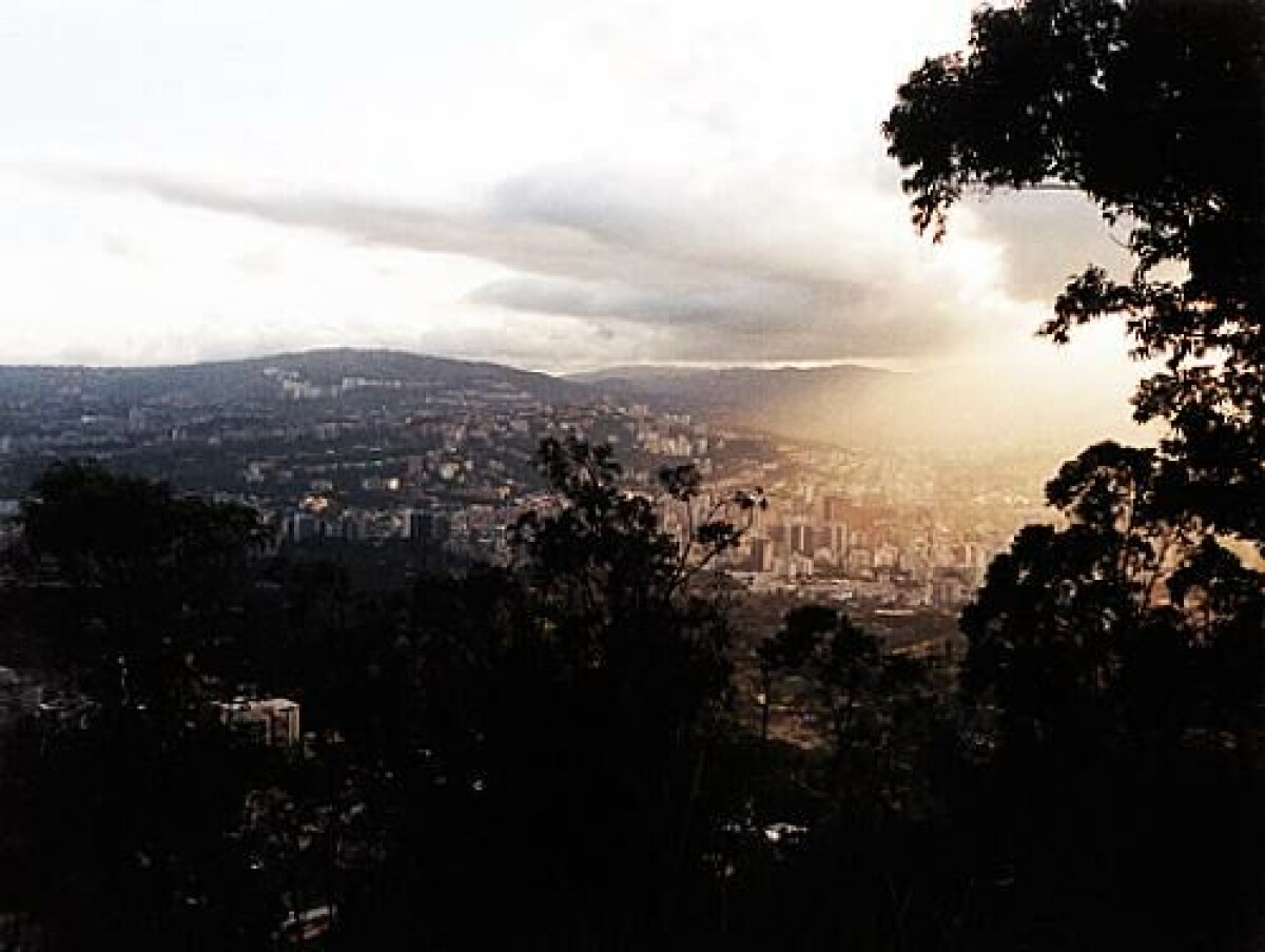 Caracas i solnedgången. Bilden är tagen från berget El Avila som går runt hela staden. Någonstans nere bland husen bor Emilias farmor, alla farbröder och fastrar och kusiner. Foto: Emilia Bergmark-Jimenéz