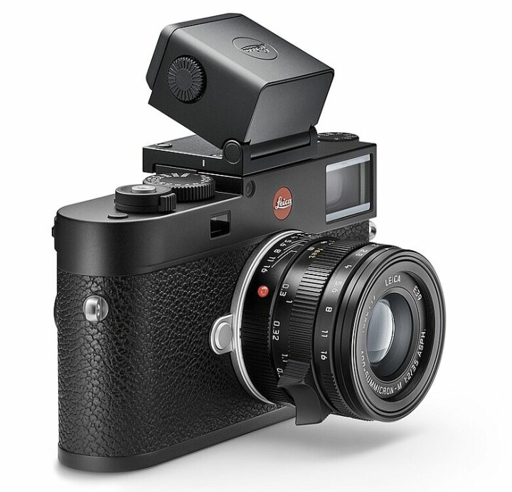 Elektronisk sökare. 
För den som ändå inte klarar sig utan en digital sökare anno 2022, så har Leica släppt Visoflex 2, kompatibel med Leica M1 med förbättringar av den tidigare versionen. Upplösningen är på 3,7 miljoner bildpunkter, gjord i aluminium och vinklingsbar uppåt i 90 grader. Sökaren går också att justera från +4 till +3 dioptrier.