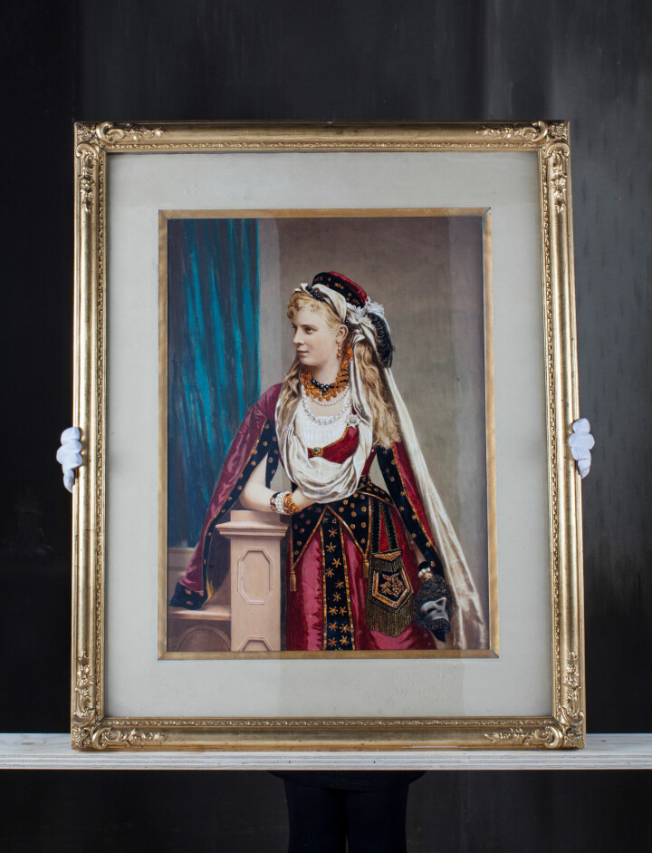 Fotograf Rosalie Sjöman etablerade sig i Stockholm i början på 1860-talet. Tillsammans med bland annat Bertha Valerius, Selma Jacobsson och Carolina von Knorring blev hon en av stadens mer framträdande fotografer. Hon var tekniskt skicklig och även en framgångsrik affärskvinna med upp till ett tiotal anställda i sin ateljé. En specialitet var kolorerade fotografier i stort format, här ett exempel från 1880-talet. Avancerad retusch och handkolorering utfördes av särskilda medarbetare på större ateljéer, i de flesta fall kvinnor. Foto: Emma Fredriksson / Tekniska museet