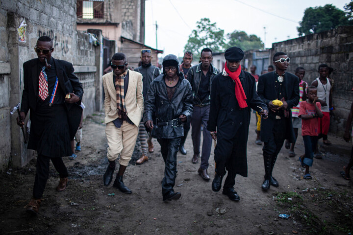 En grupp u201dsapeureru201d promenerar i Mombele, en förort till Kinshasa, Demokratiska republiken Kongo. Per-Anders Pettersson har följt subkulturen med sin kamera, vilket nu har resulterat i en kommande bok och flera utställningar. Foto: Per-Anders Pettersson