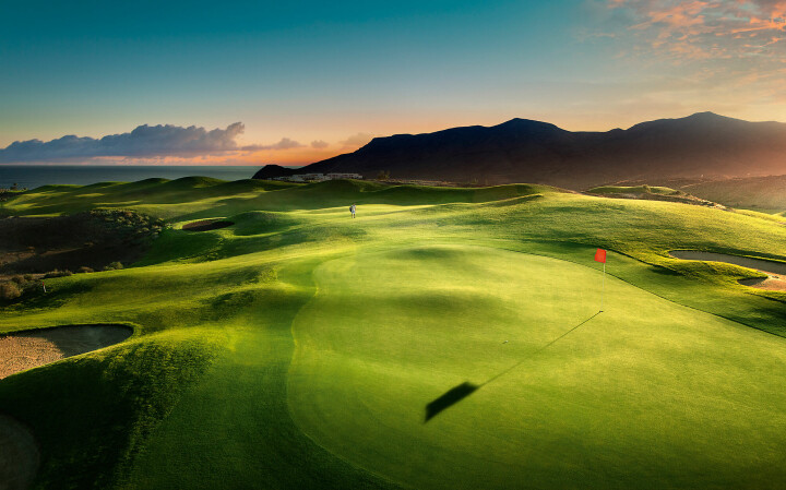 Jacob Sjöman har fotograferat många olika typer av landskap runt om i världen, även golfbanor. Här en bana på Fuerteventura på Kanarieöarna fotograferad med ett snett motljus. Foto: Jacob Sjöman