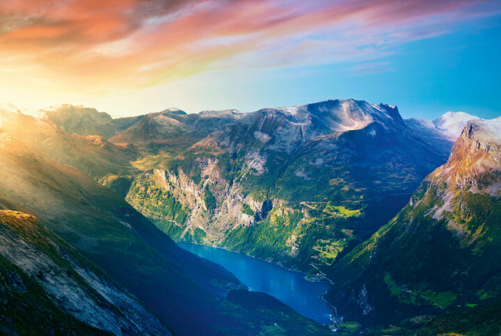 Berg och djupa dalar i Norge. Foto: Jacob Sjöman