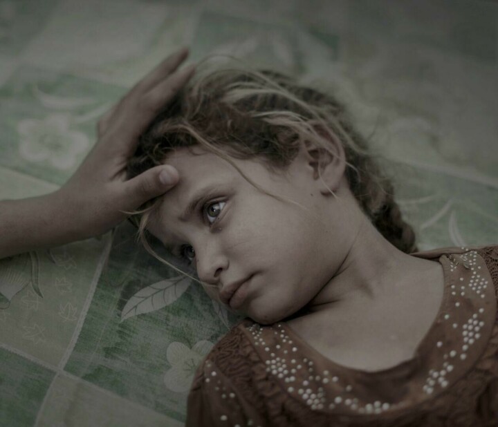 ● BILDSPEL Fotografen Magnus Wennman vinner förstapris i klassen 'people', med en bild av femåriga Maha som är på flykt.