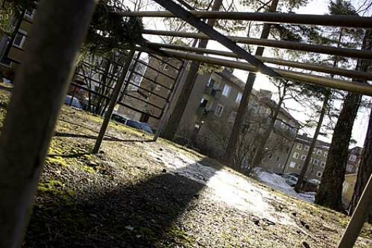 Det är främst vid filmning som den vinklingsbara skärmen kommer till sin rätt. Vid stillbildstagning är det smidigt om man vill fotografera från annorlunda vinklar, som högt upp eller lågt ner. När man inte vinklar skärmen ligger den i stort sett helt platt mot kameran.