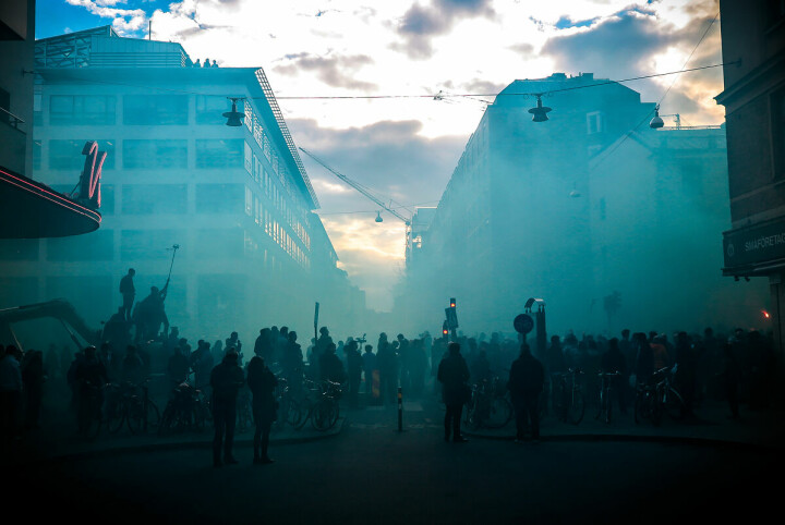 Bilden tagen under en supportermarsch i april 2014 i Stockholm då en fotograf attackerades.
